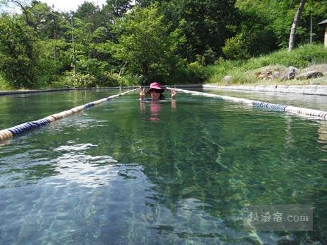 中房温泉 混浴プールに入浴中