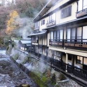 黒川温泉 新明館の橋から見た旅館の建物