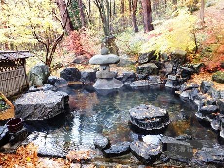 押立温泉住吉館の混浴露天風呂と紅葉の景色