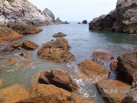 地鉈温泉のある海岸