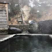 会津西山温泉 滝の湯の混浴露天風呂に入浴中に見える気色