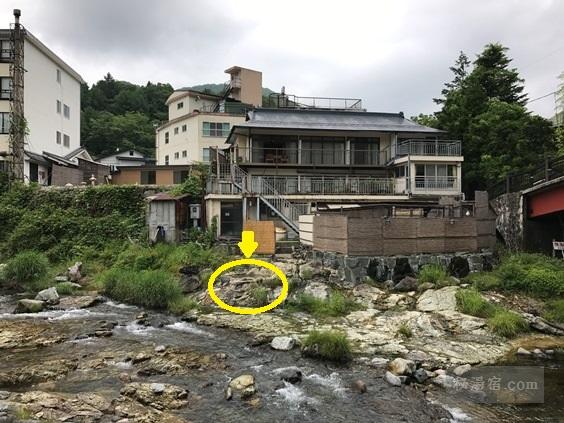湯西川温泉 金井旅館の対岸から見える河原の湯