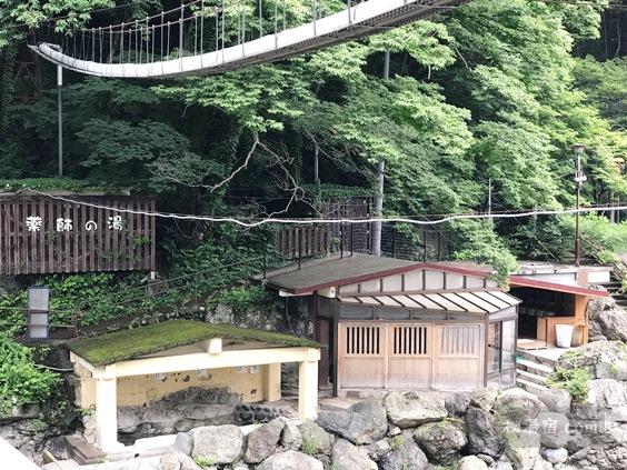 橋の上から見える川治温泉 薬師の湯の岩風呂