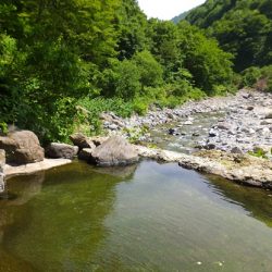 切明温泉 湯元 雄川閣の貸切露天風呂と中津川の景色